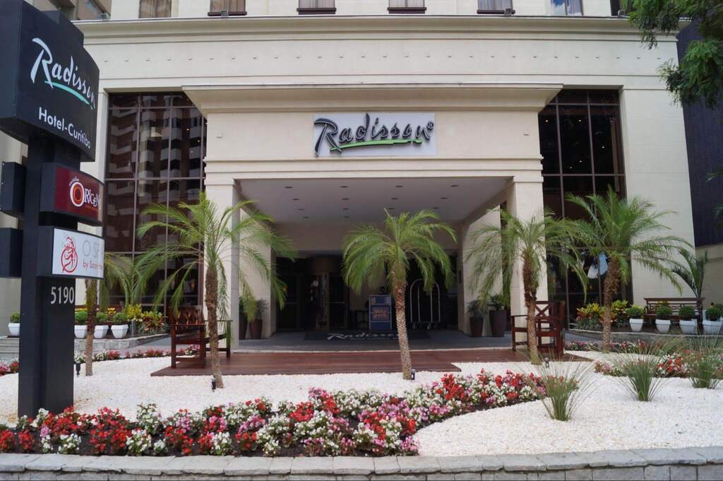 Entrada do Radisson Hotel em Curitiba, perto do Museu Oscar Niemeyer