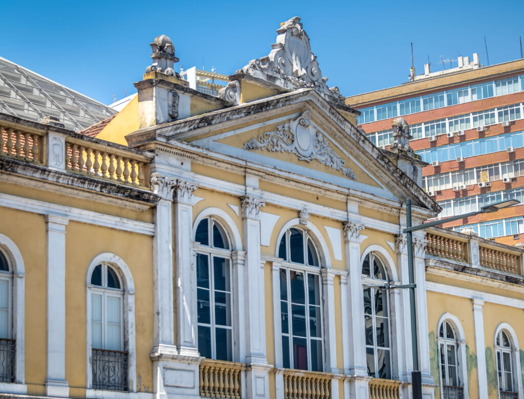 Vista da fachada do Mercado Público de Porto Alegre.