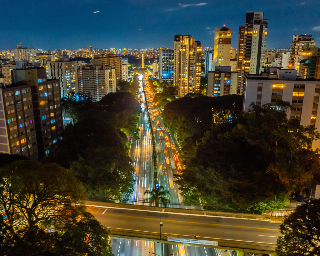 Rodovia movimentada na cidade de São Paulo, Brasil.