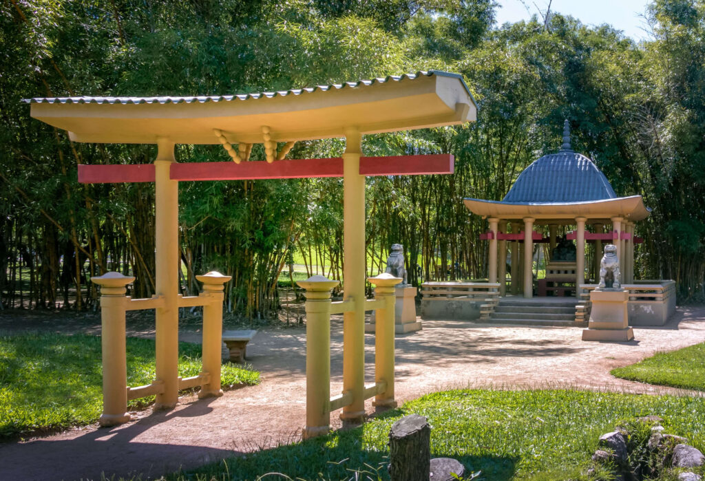 Vista de monumentos com influências asiáticas no Parque Redenção, Porto Algere, Brasil. 