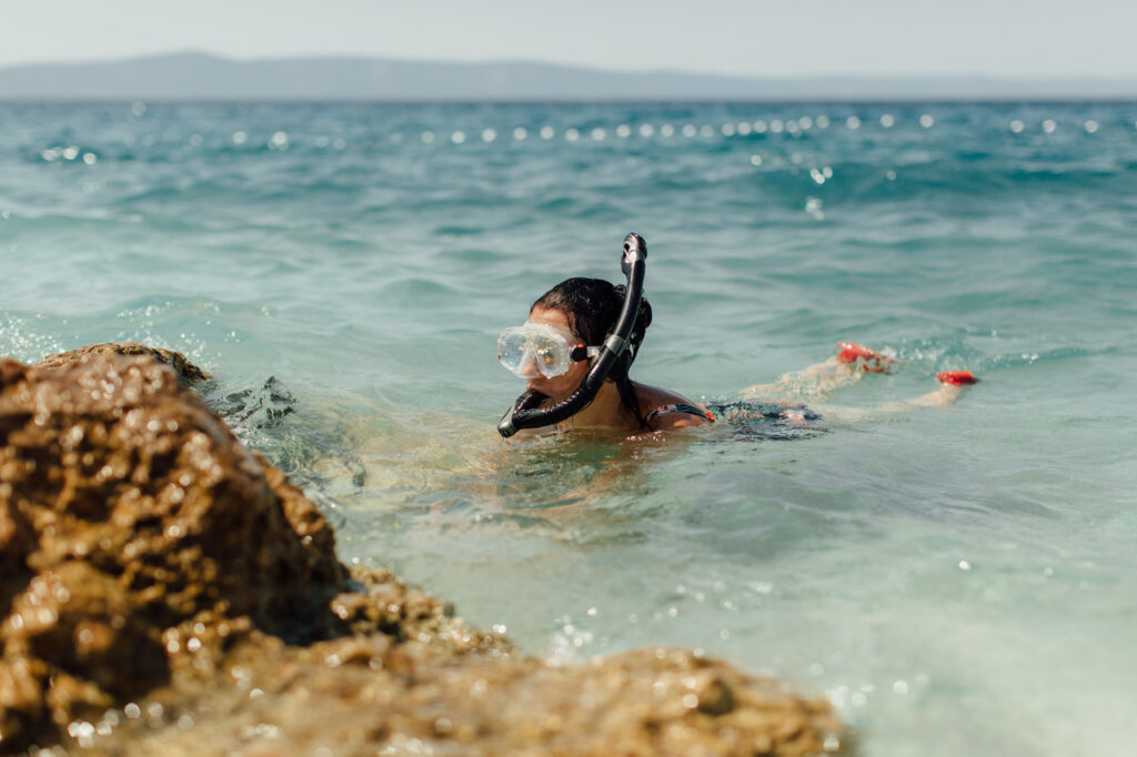 Mulher fazendo mergulho com snorkle.