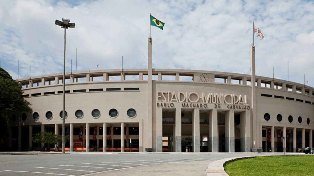Vista externa da fachada do Estadio Municipal Paulo Machado de Carvalho.