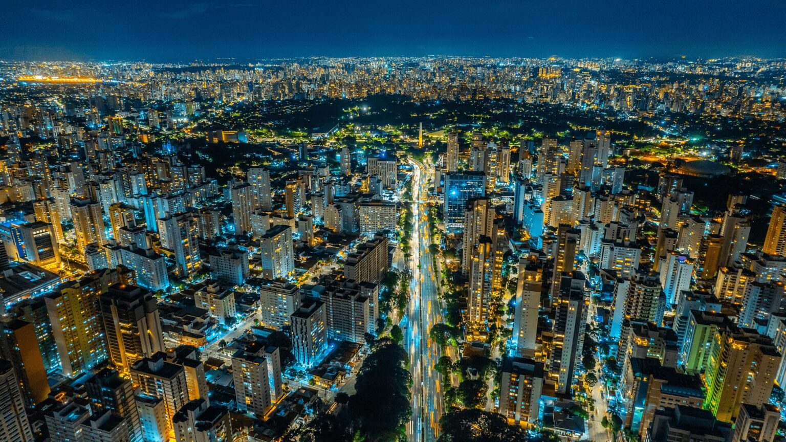 Vista aérea da cidade de São Paulo a noite.