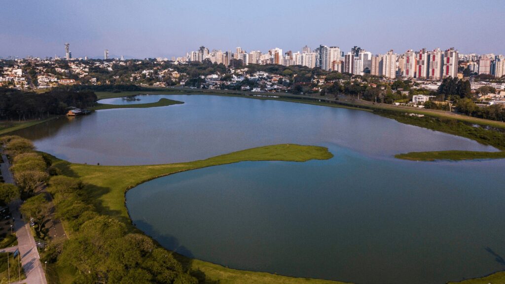 Vista aérea do Parque Barigui, em Curitiba.