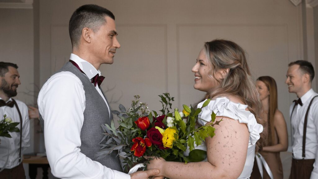 Uma noiva e um noivo felizes trocam sorrisos durante a cerimônia de casamento.