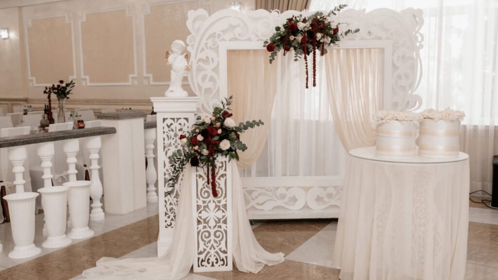 Romântica decoração de casamento com flores e velas