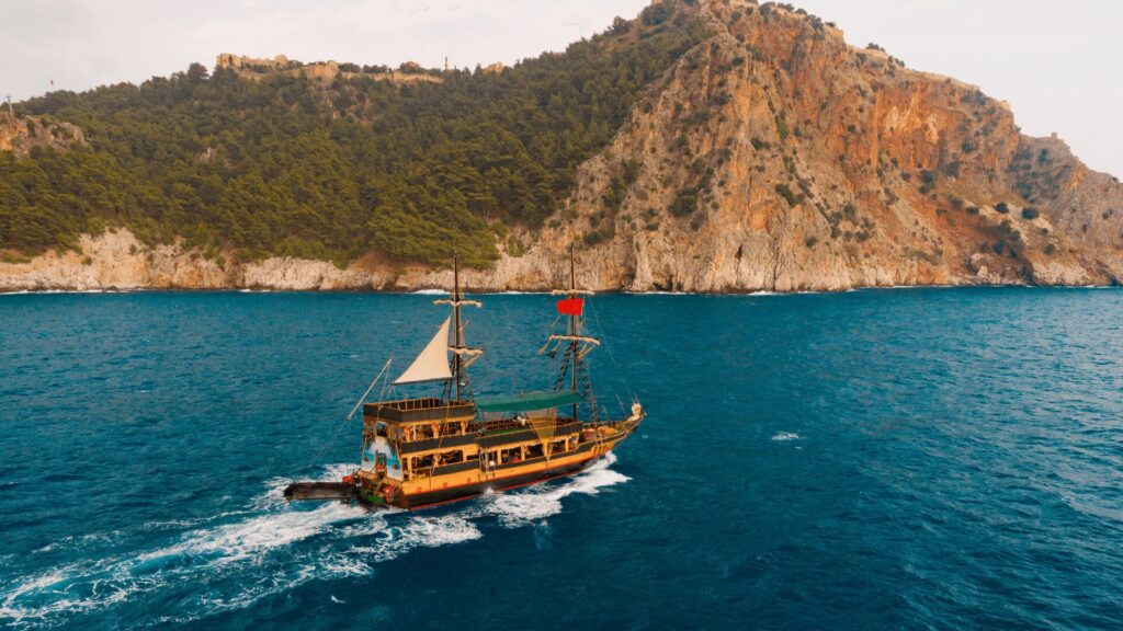 Um barco navegando no vasto oceano.