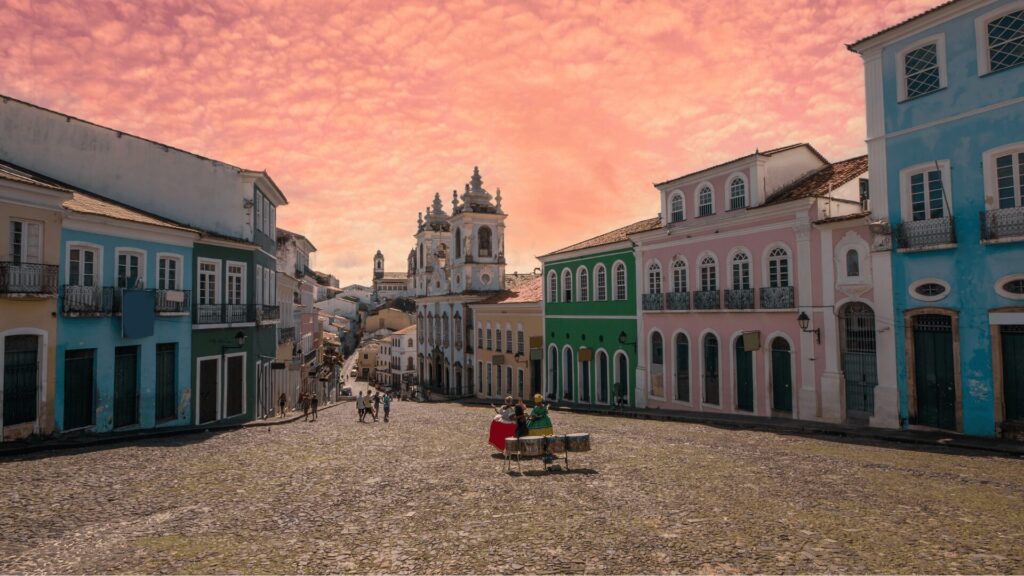 Rua do centro histórico de Salvador, com prédios coloridos.