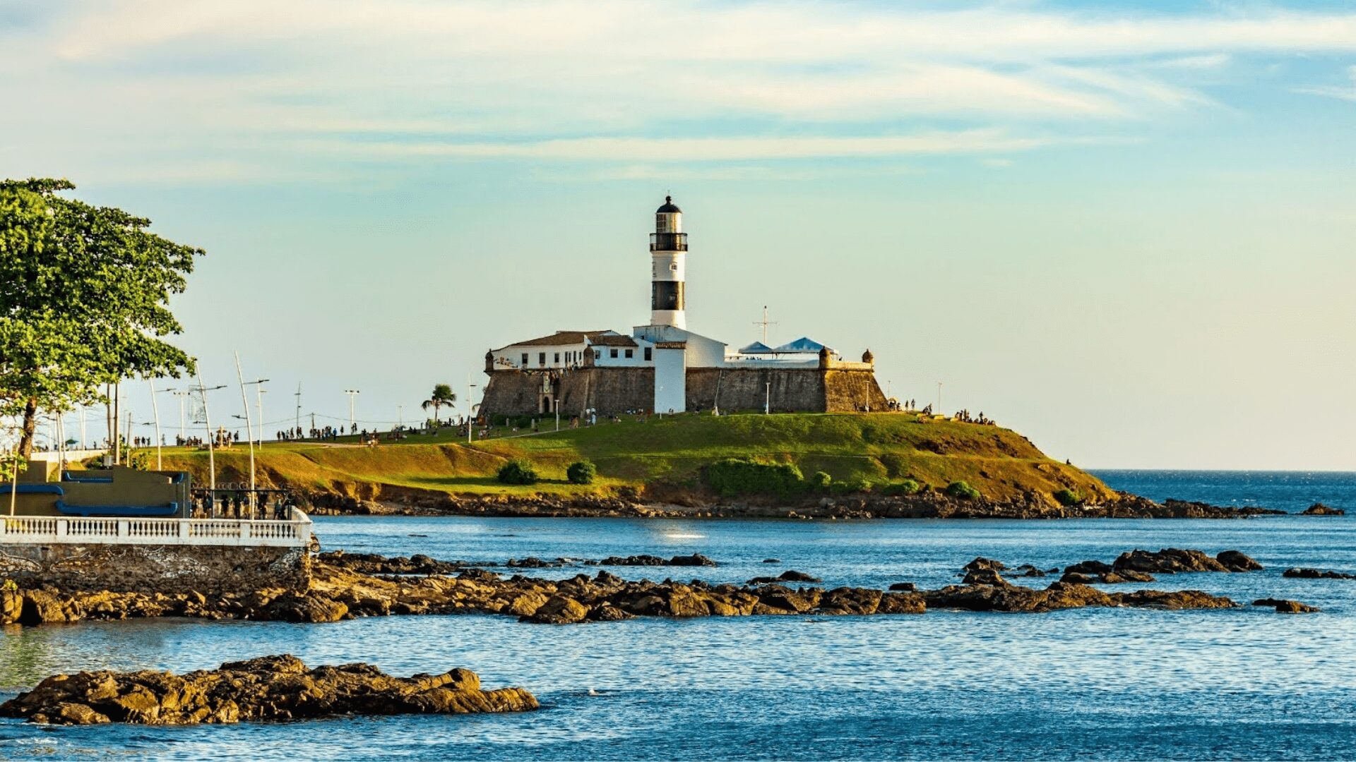 Farol em um morro com vista para o mar.