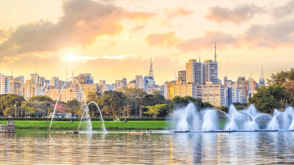 Um horizonte urbano vibrante com fontes e elementos aquáticos elegantes, destacando a beleza e tranquilidade da cidade.