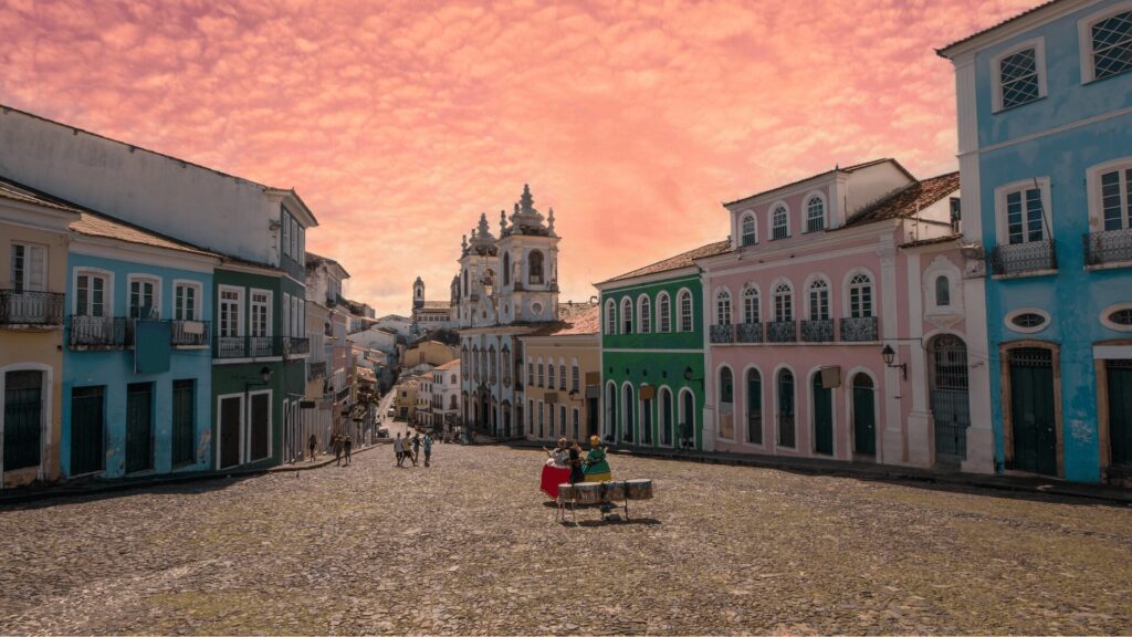 Rua do centro histórico de Salvador, adornada por edifícios coloridos que refletem a cultura vibrante da região.