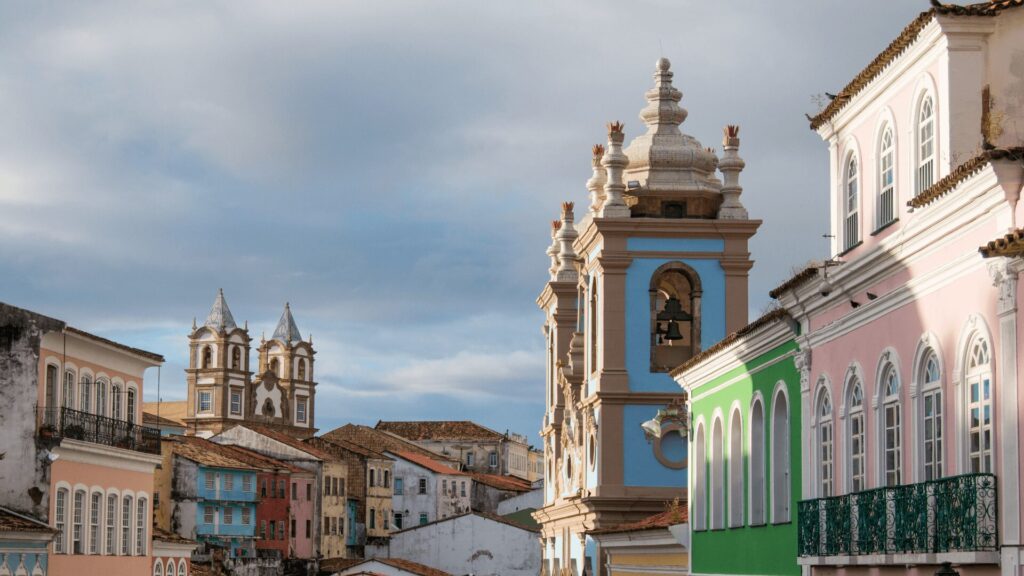 Rua do centro histórico de Salvador, adornada por edifícios coloridos que refletem a cultura vibrante da região.