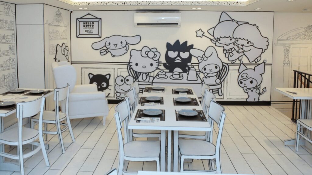 Restaurante com parede em estilo cartoon e uma mesa, criando um ambiente divertido e acolhedor para os clientes.