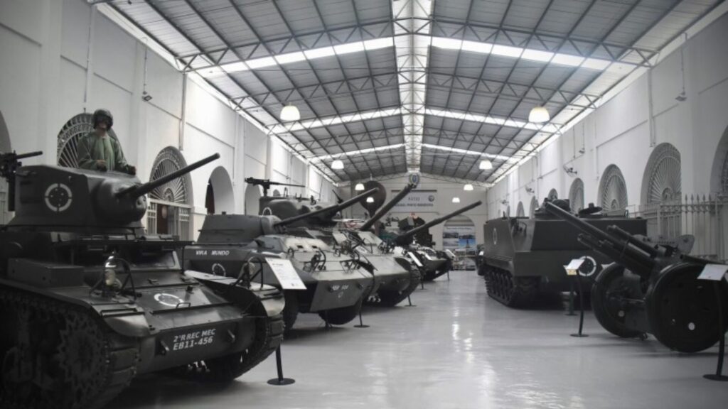 Museu com tanques e veículos militares expostos, destacando a história militar e a tecnologia bélica.