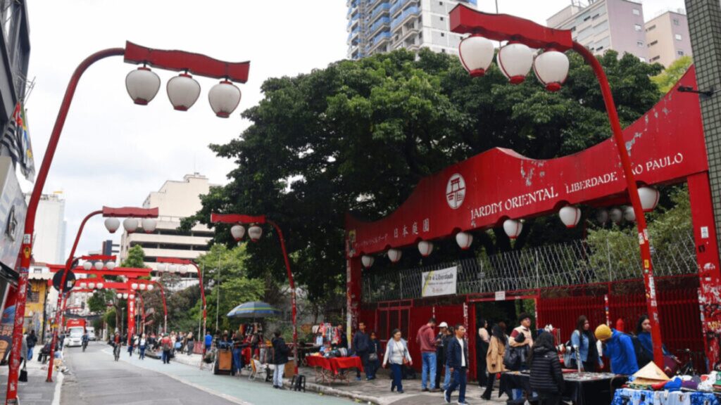 Vista da rua do bairro da Liberdade com arcos vermelhos e lanternas em São Paulo.