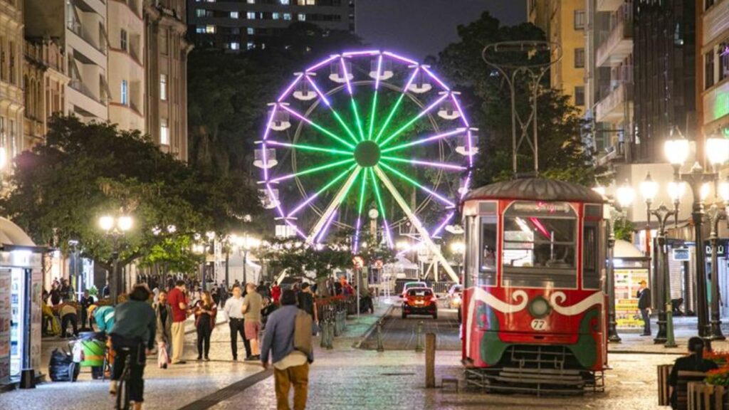 Roda Gigante de Natal na rua XV de novembro em Curitiba