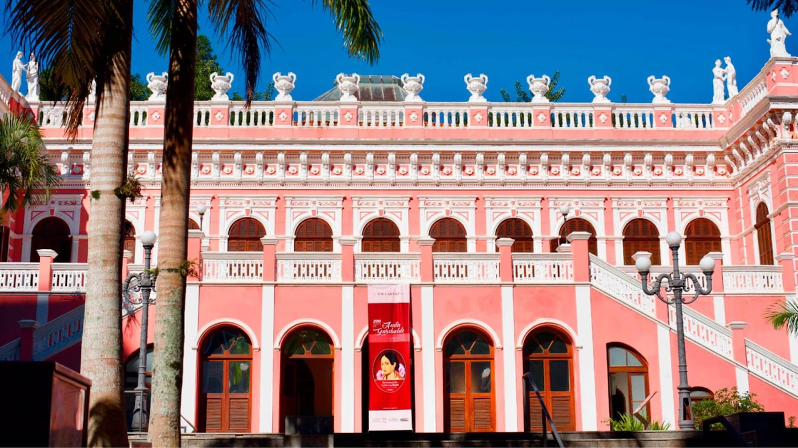 O que fazer em Florianópolis com chuva A imagem exibe o Palácio Cruz e Sousa, um edifício imponente e histórico localizado em Florianópolis, que atualmente abriga o Museu Histórico de Santa Catarina.
